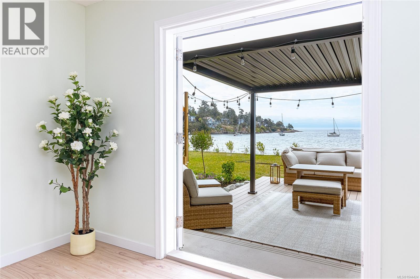 3905B Cadboro Bay Rd - 35