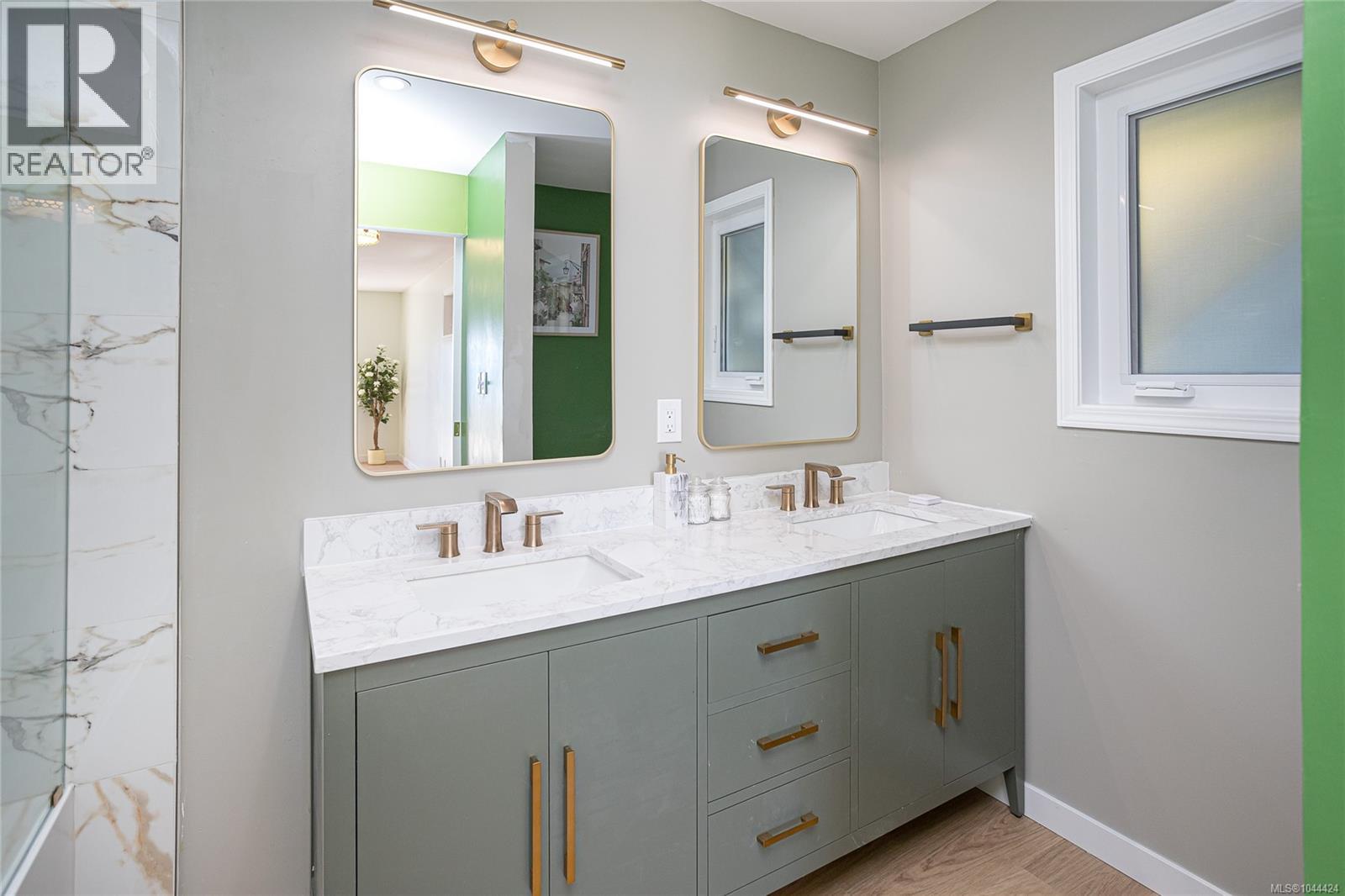 3905B Cadboro Bay Rd - 38
