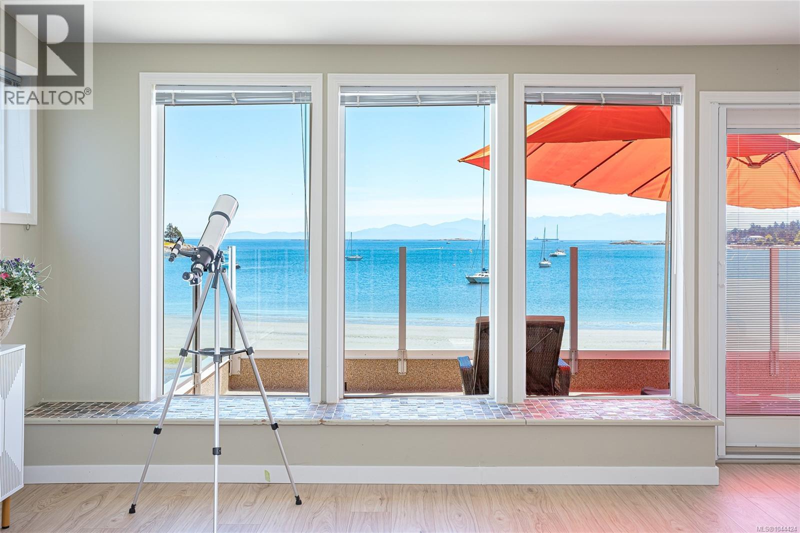 3905B Cadboro Bay Rd - 43