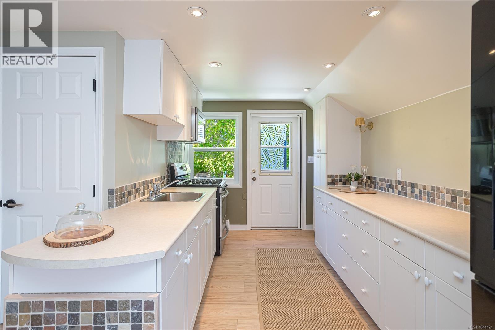 3905B Cadboro Bay Rd - 55