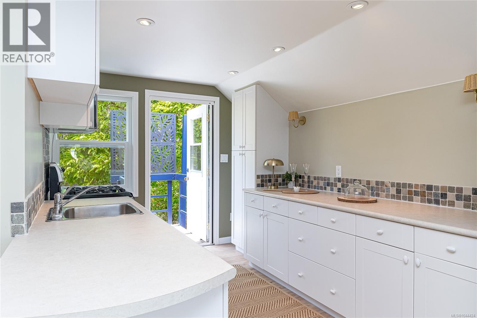 3905B Cadboro Bay Rd - 56