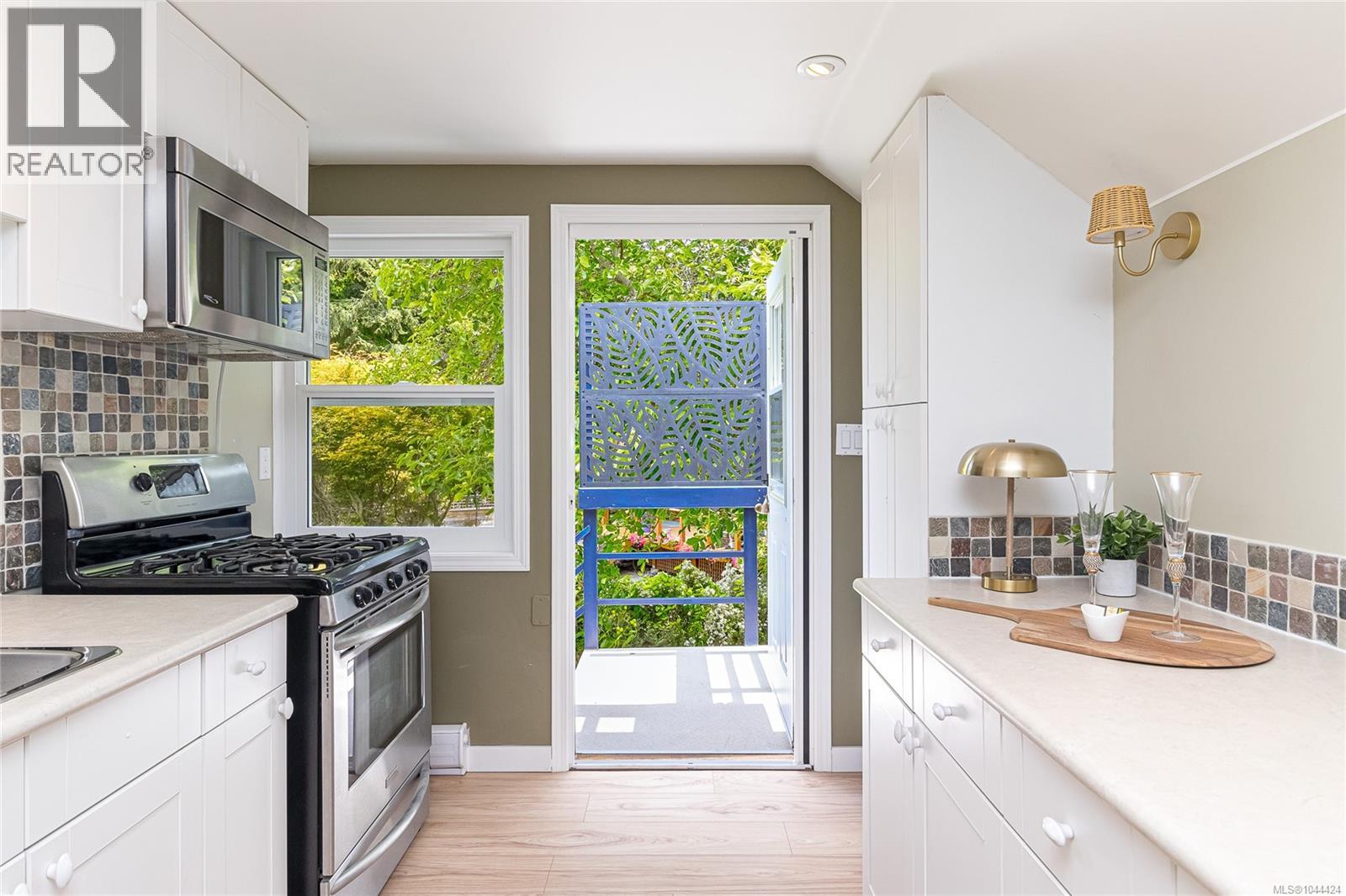 3905B Cadboro Bay Rd - 57