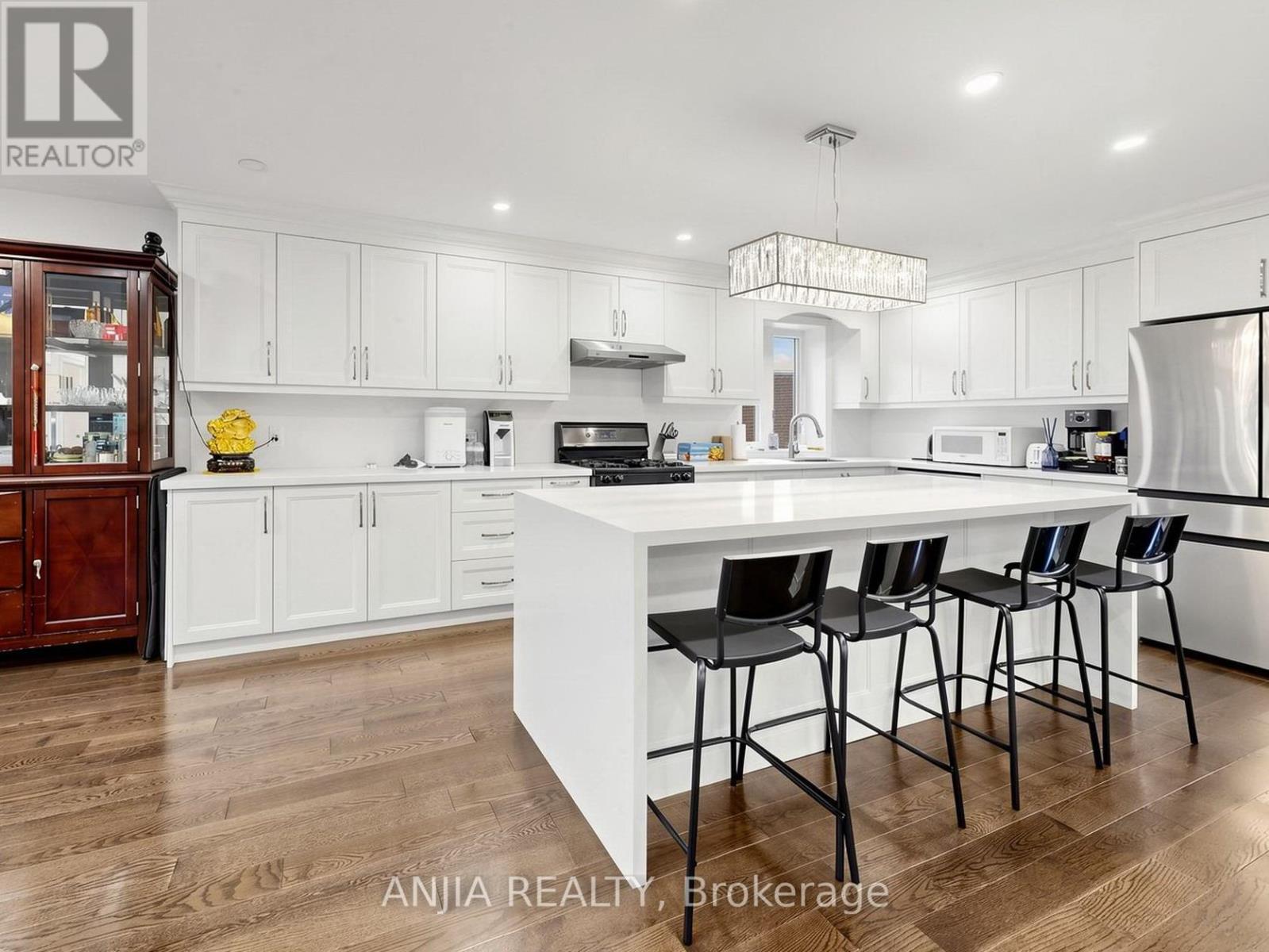 8 APPLEFIELD DRIVE - 10