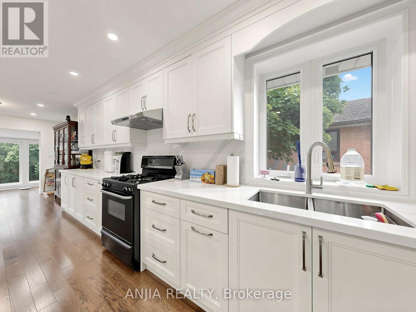8 APPLEFIELD DRIVE - 19