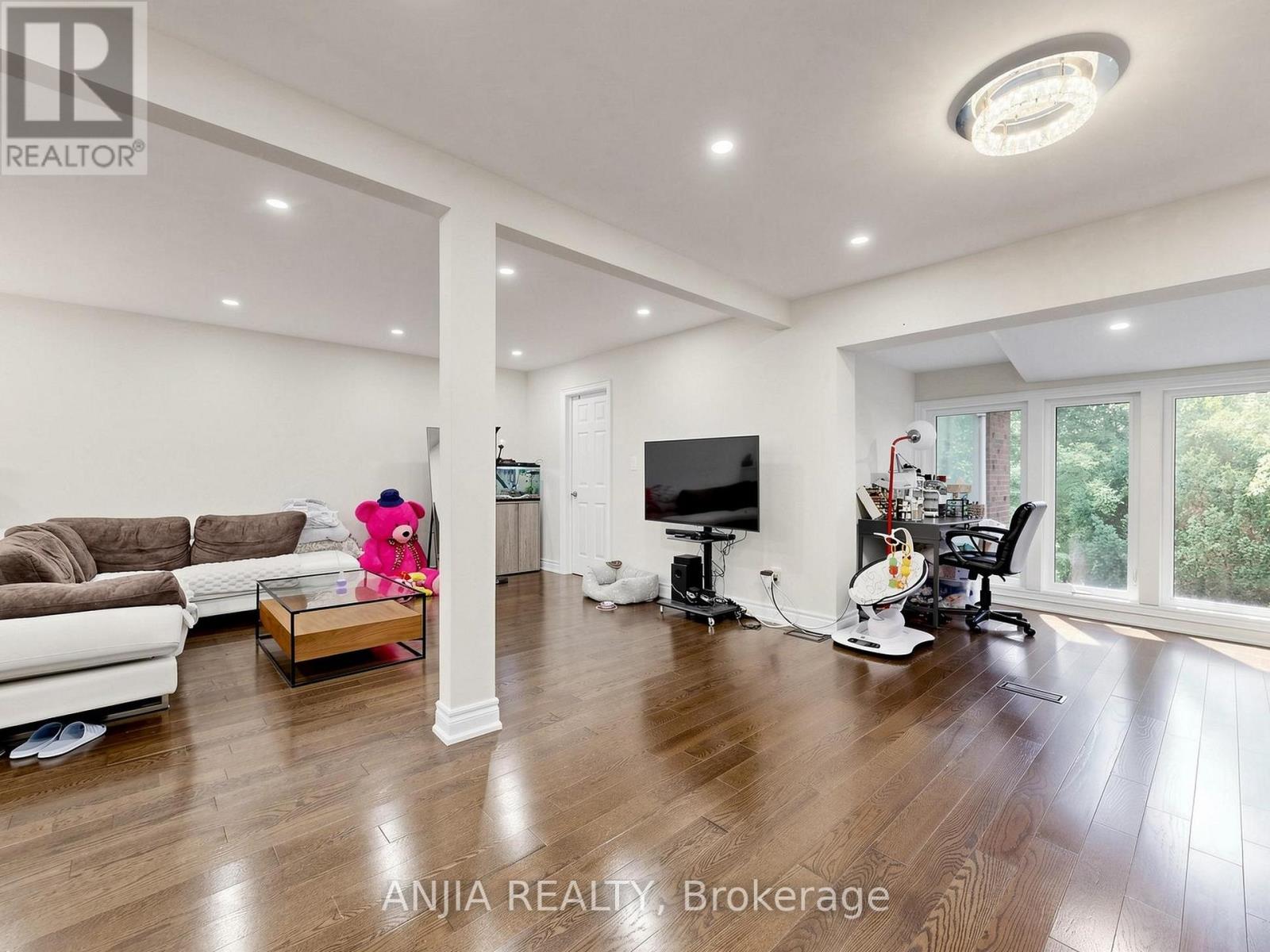 8 APPLEFIELD DRIVE - 20