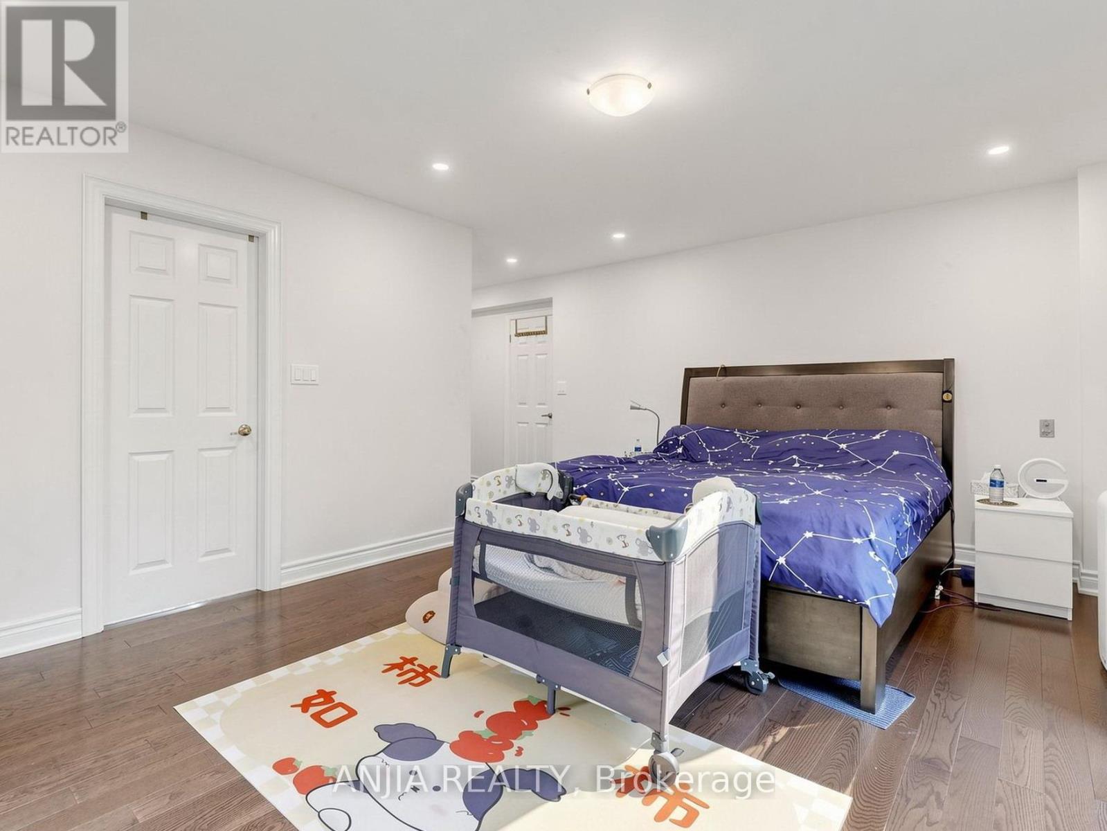 8 APPLEFIELD DRIVE - 24