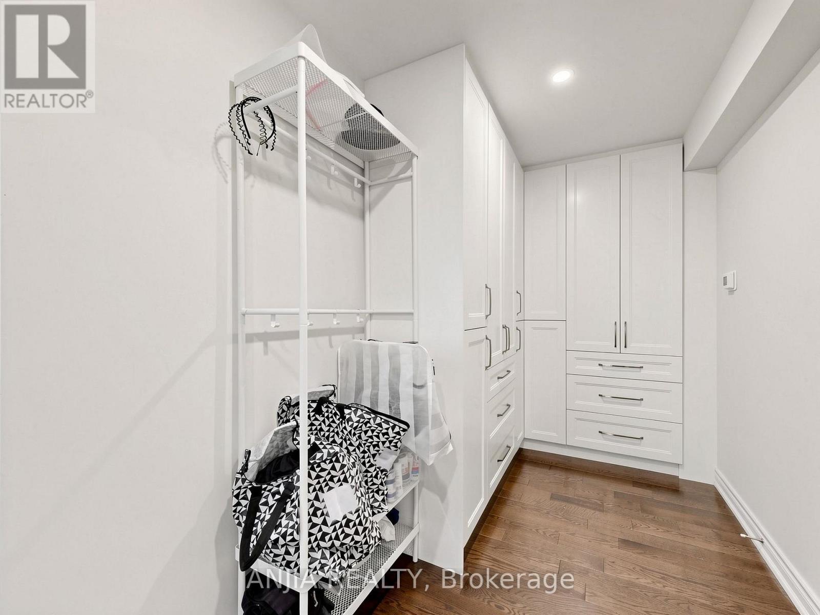 8 APPLEFIELD DRIVE - 25
