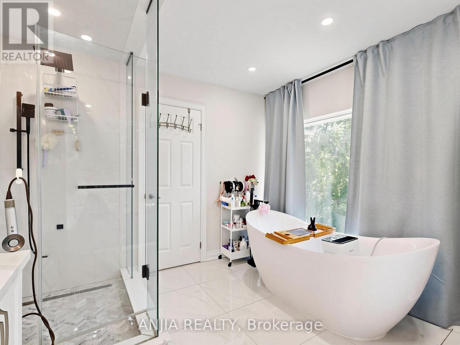 8 APPLEFIELD DRIVE - 28