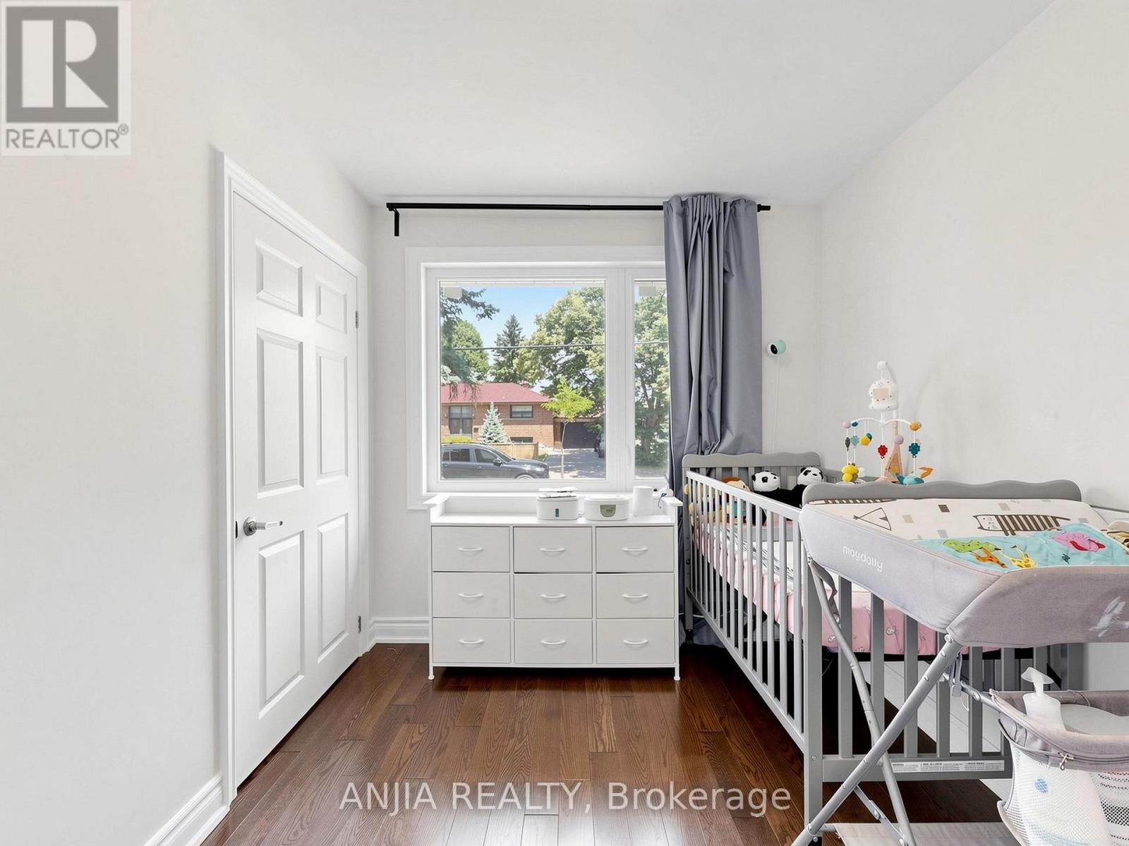 8 APPLEFIELD DRIVE - 31