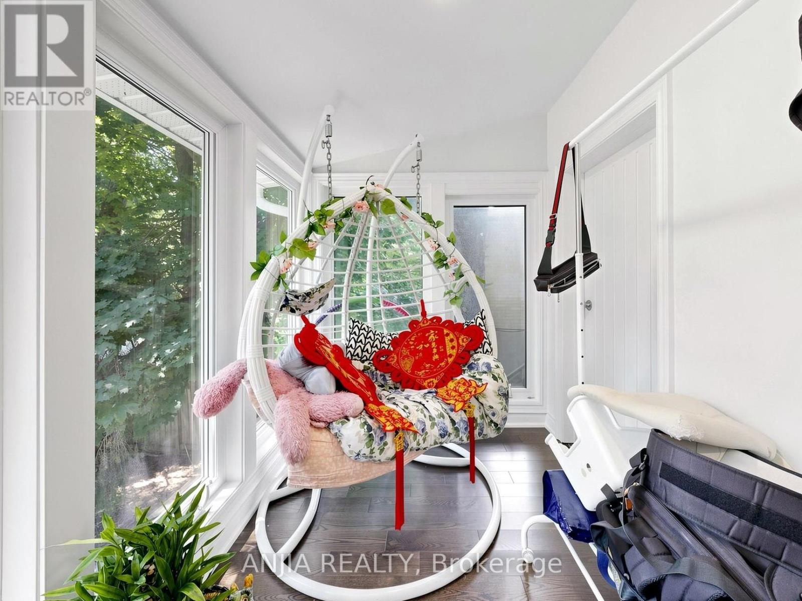 8 APPLEFIELD DRIVE - 32