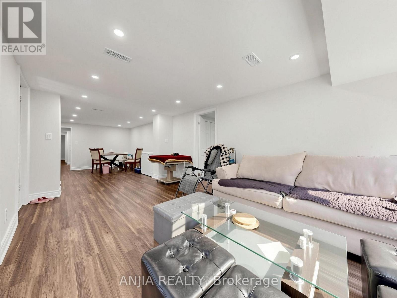 8 APPLEFIELD DRIVE - 37