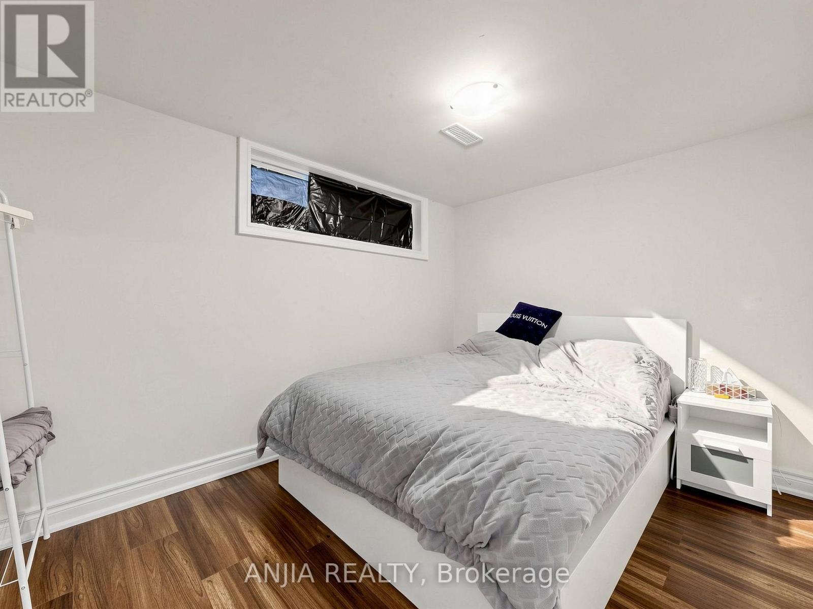 8 APPLEFIELD DRIVE - 40