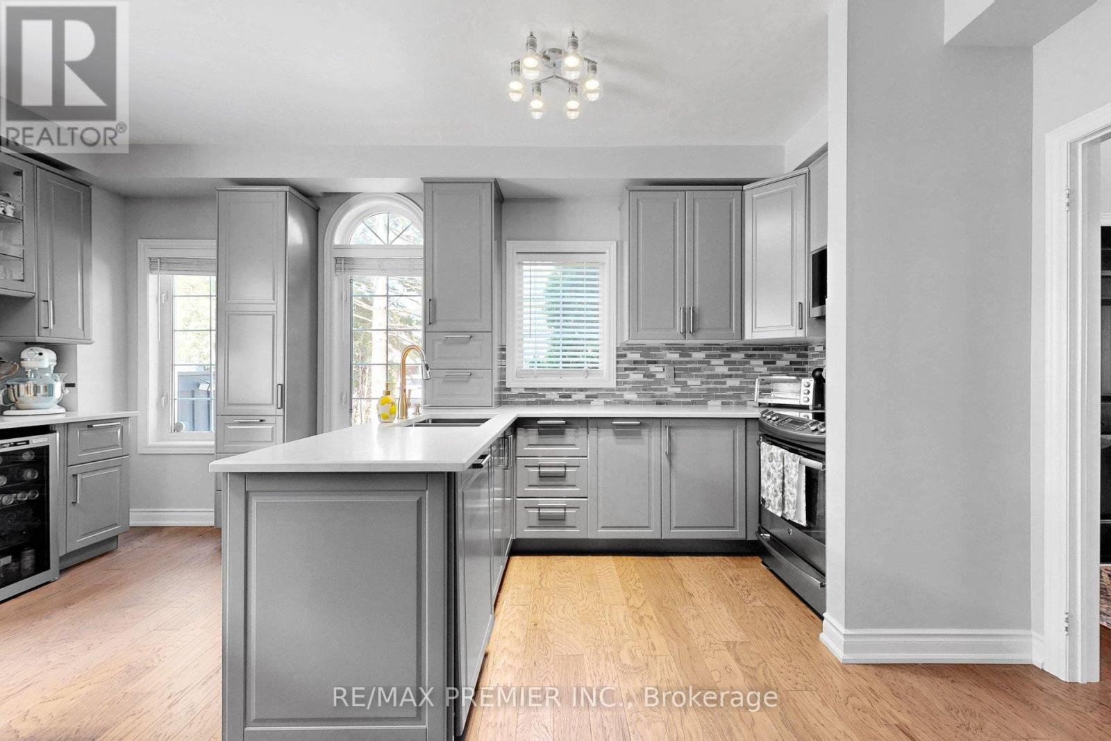 124 KINGSVIEW DRIVE - 10