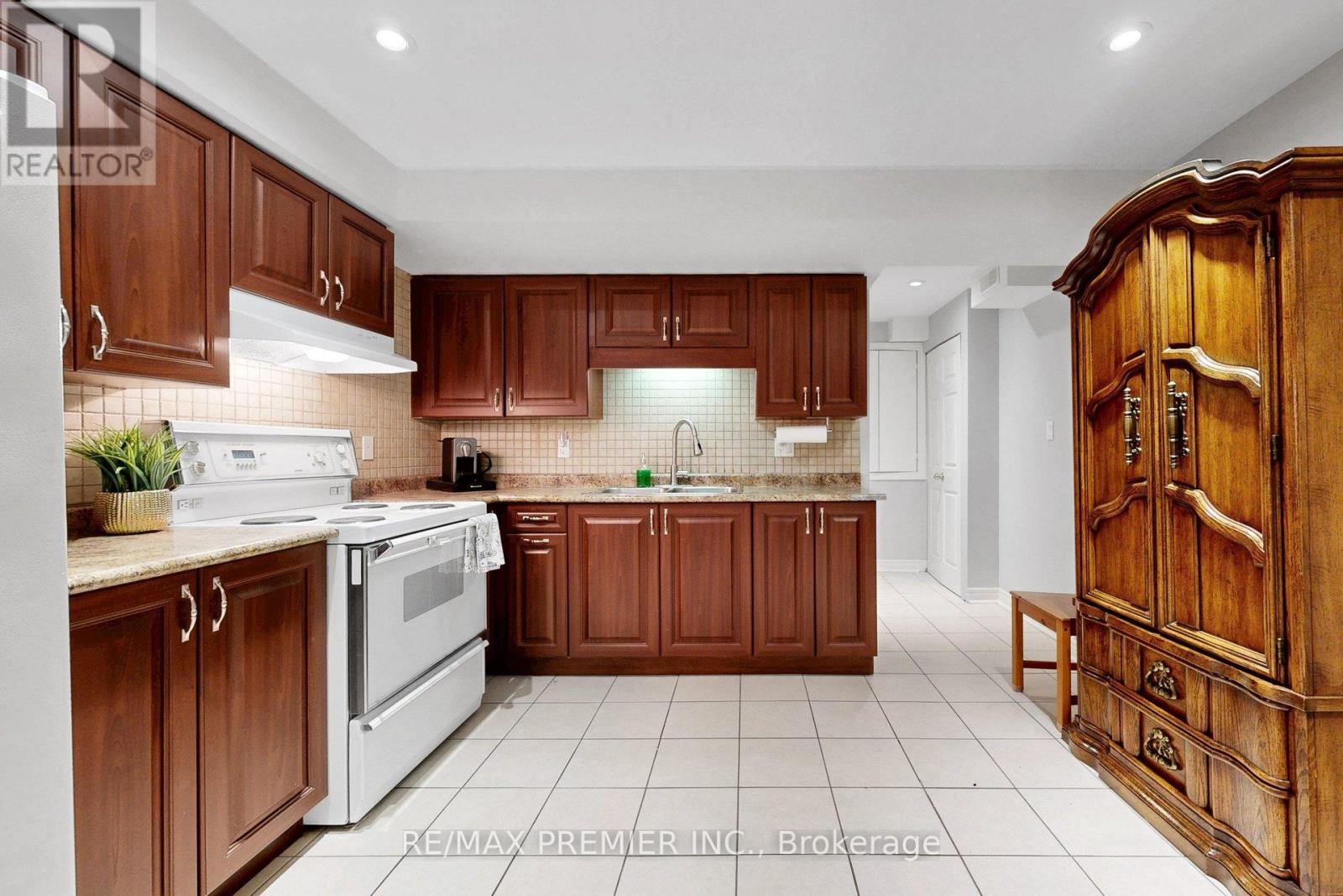 124 KINGSVIEW DRIVE - 28