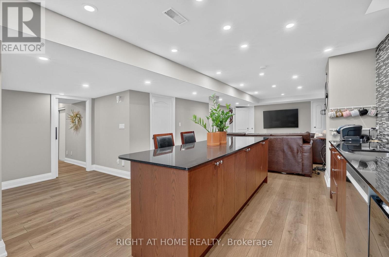 66 SANREMO COURT - Image 30