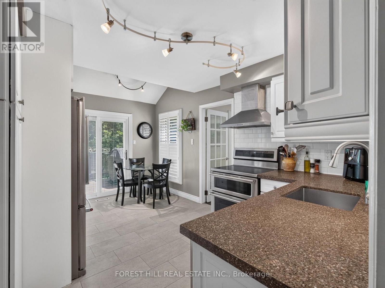 9 TOMLIN CRESCENT - 9