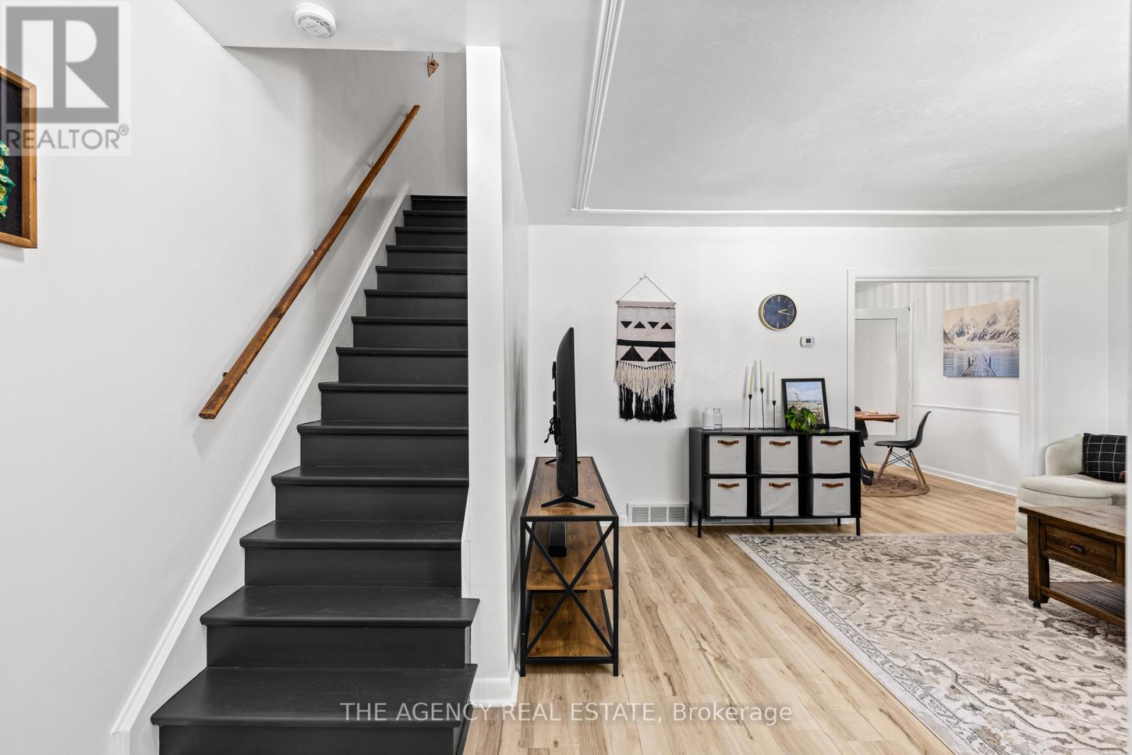 86 HAWKESBURY AVENUE - 12