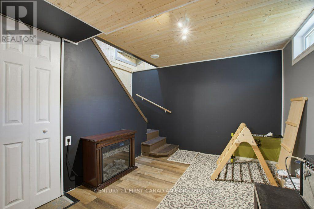 3 PARKSIDE DRIVE - 22