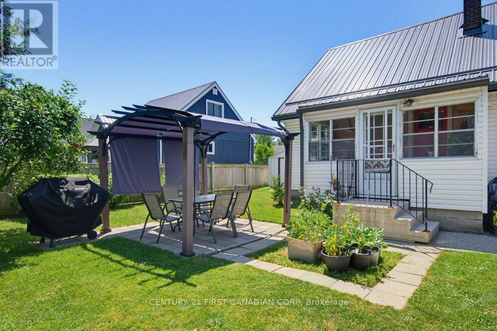 3 PARKSIDE DRIVE - 33
