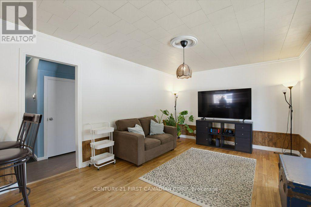 3 PARKSIDE DRIVE - 7