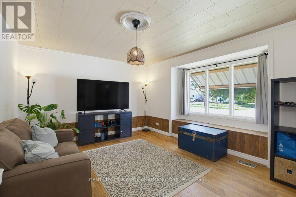 3 PARKSIDE DRIVE - 8