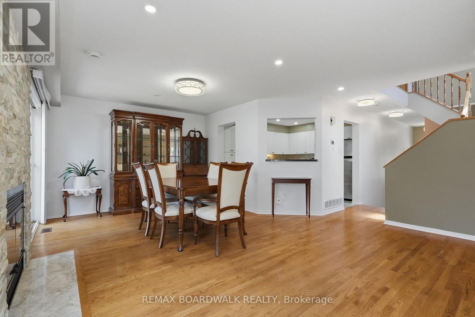 5981 PINEGLADE CRESCENT - 12