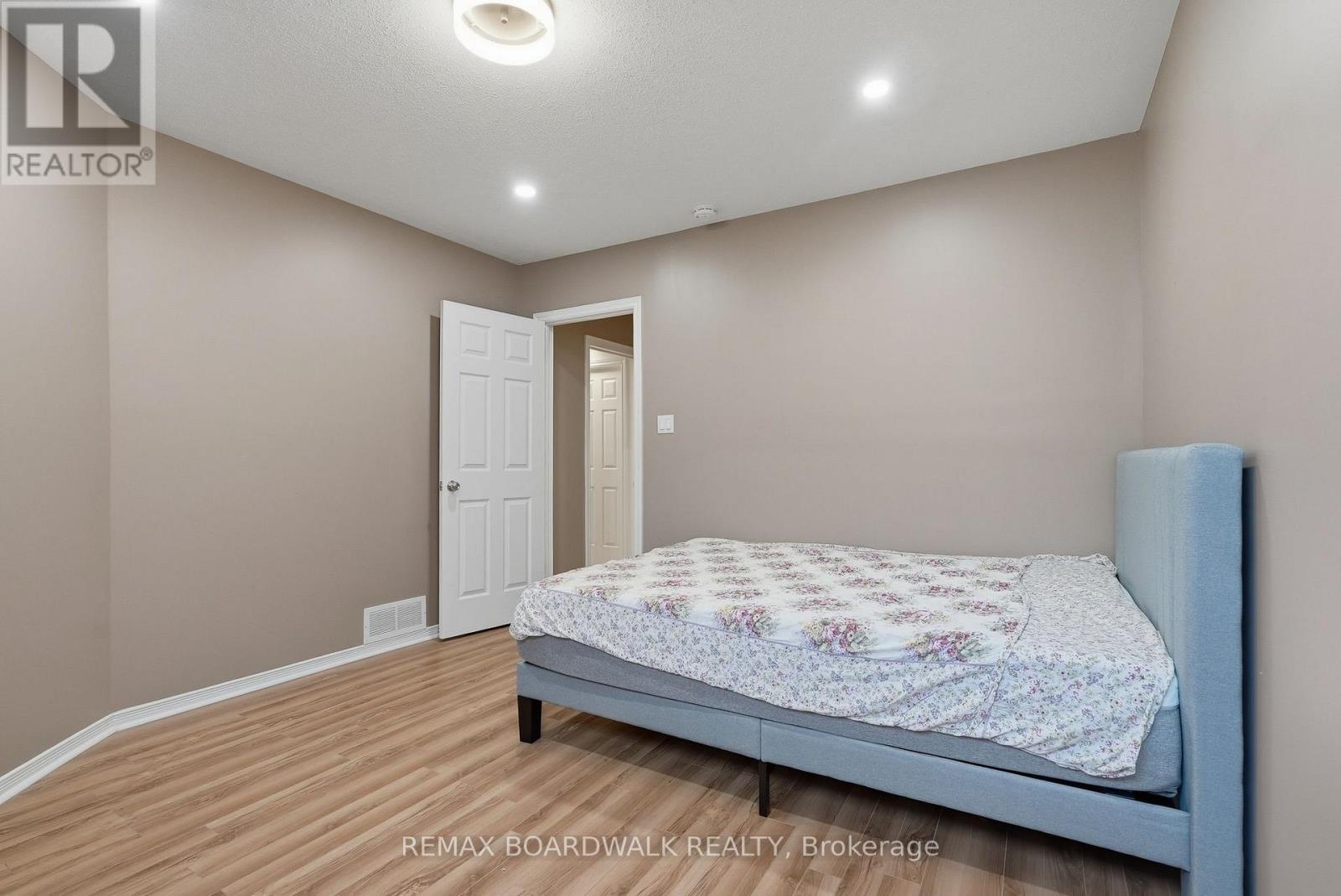 5981 PINEGLADE CRESCENT - 27