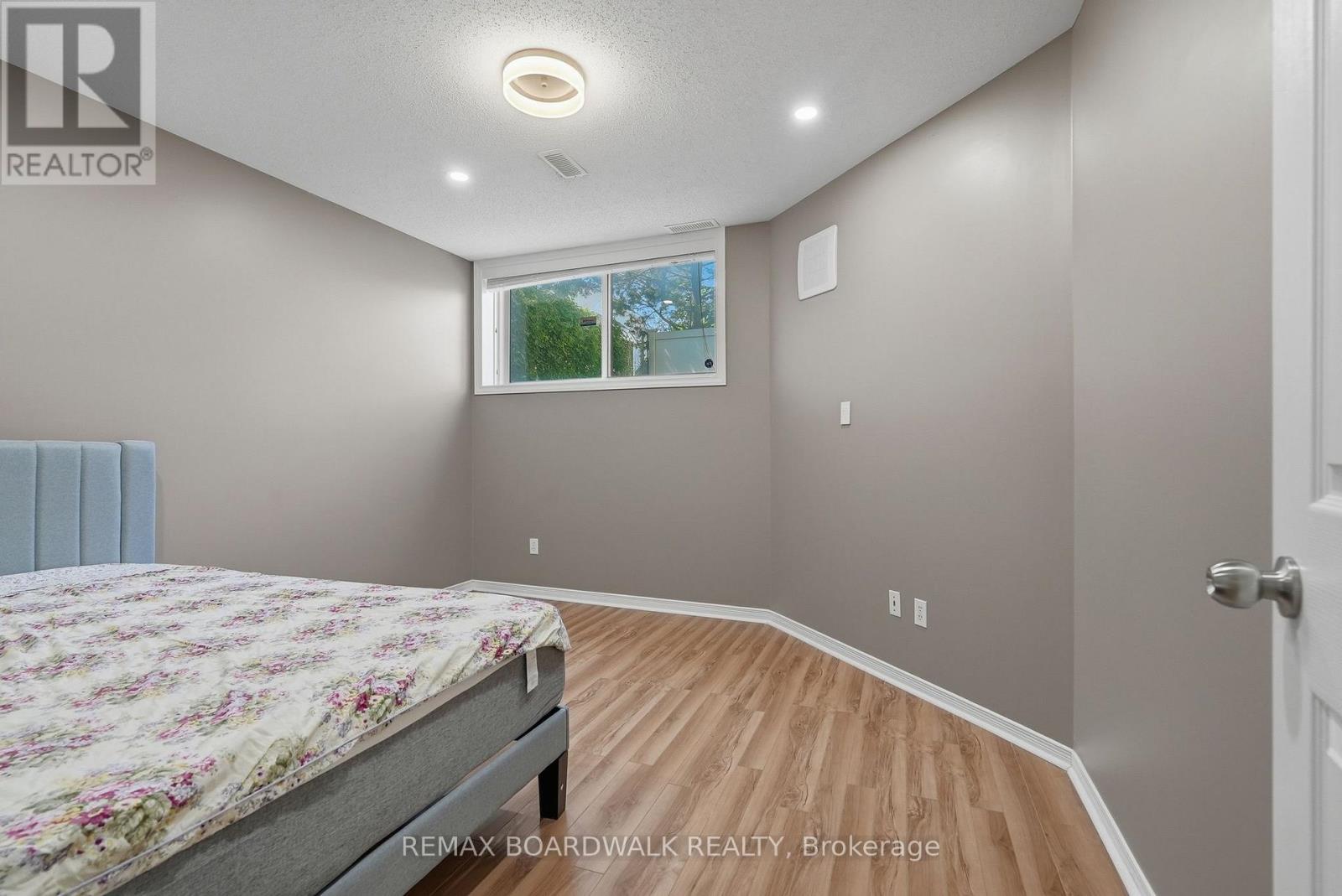 5981 PINEGLADE CRESCENT - 28