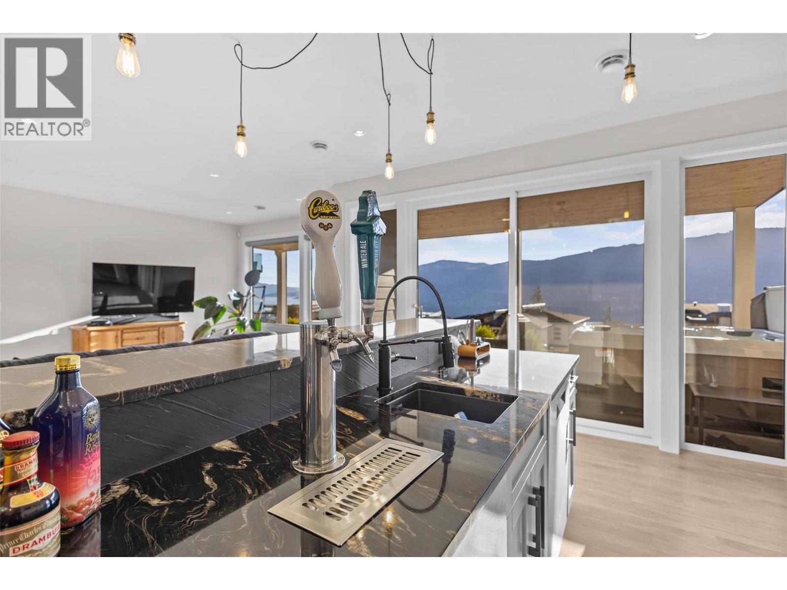 9438 Ledgestone Road, Lake Country