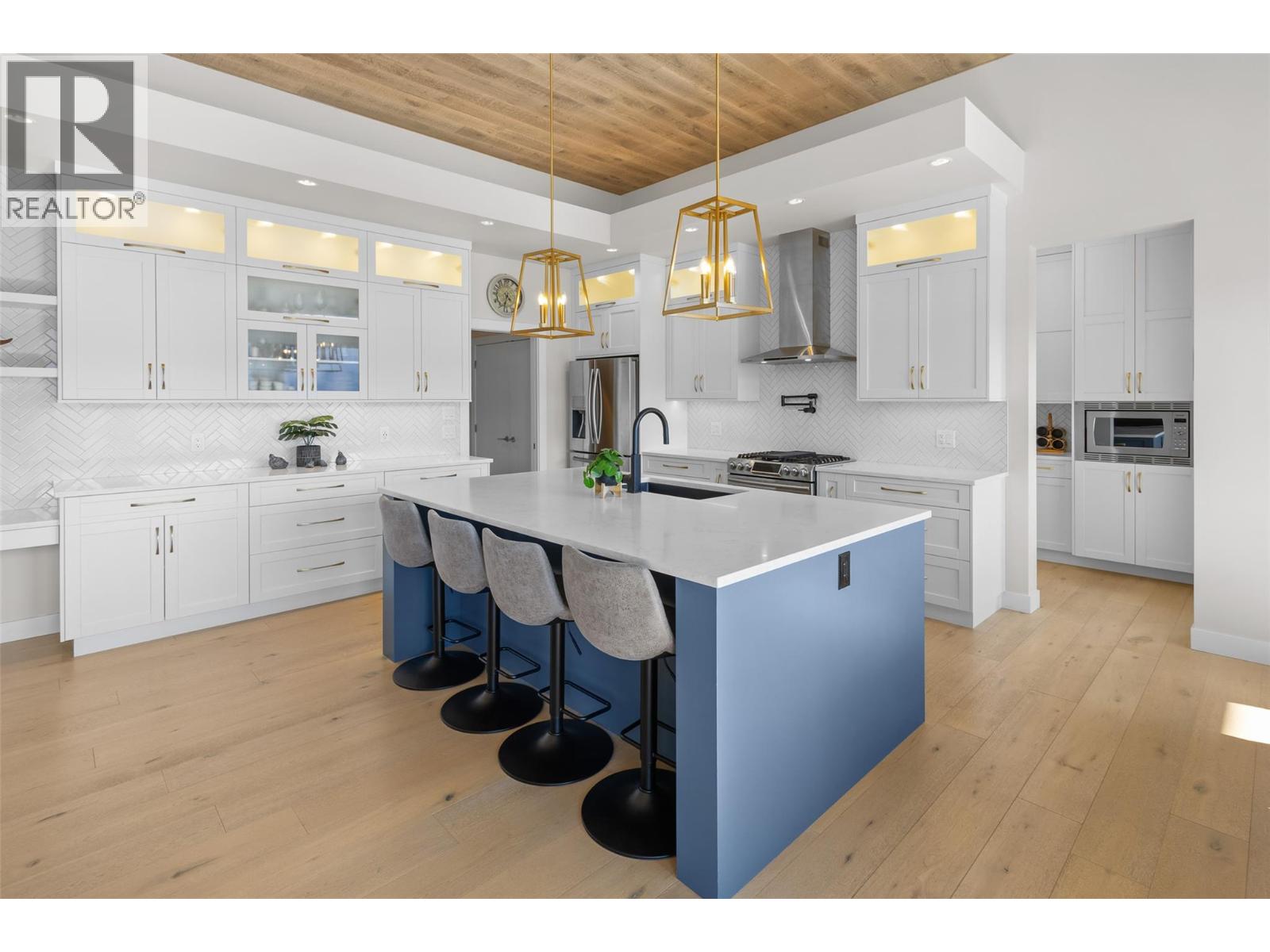 9438 Ledgestone Road, Lake Country