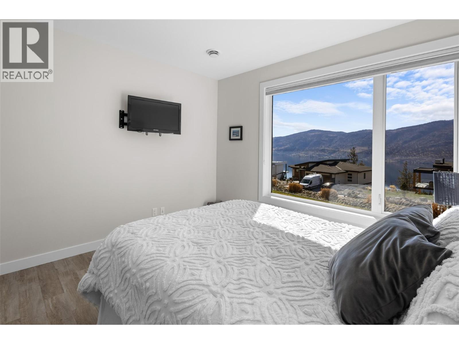 9438 Ledgestone Road, Lake Country