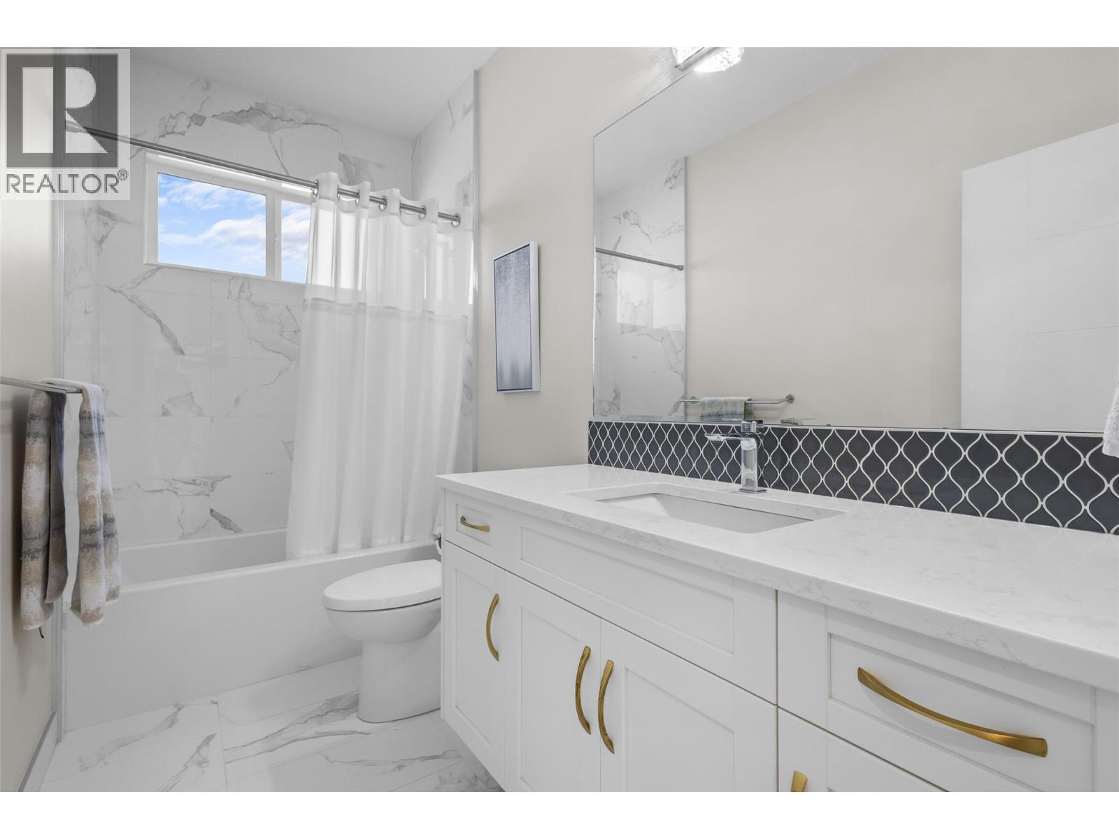 9438 Ledgestone Road, Lake Country