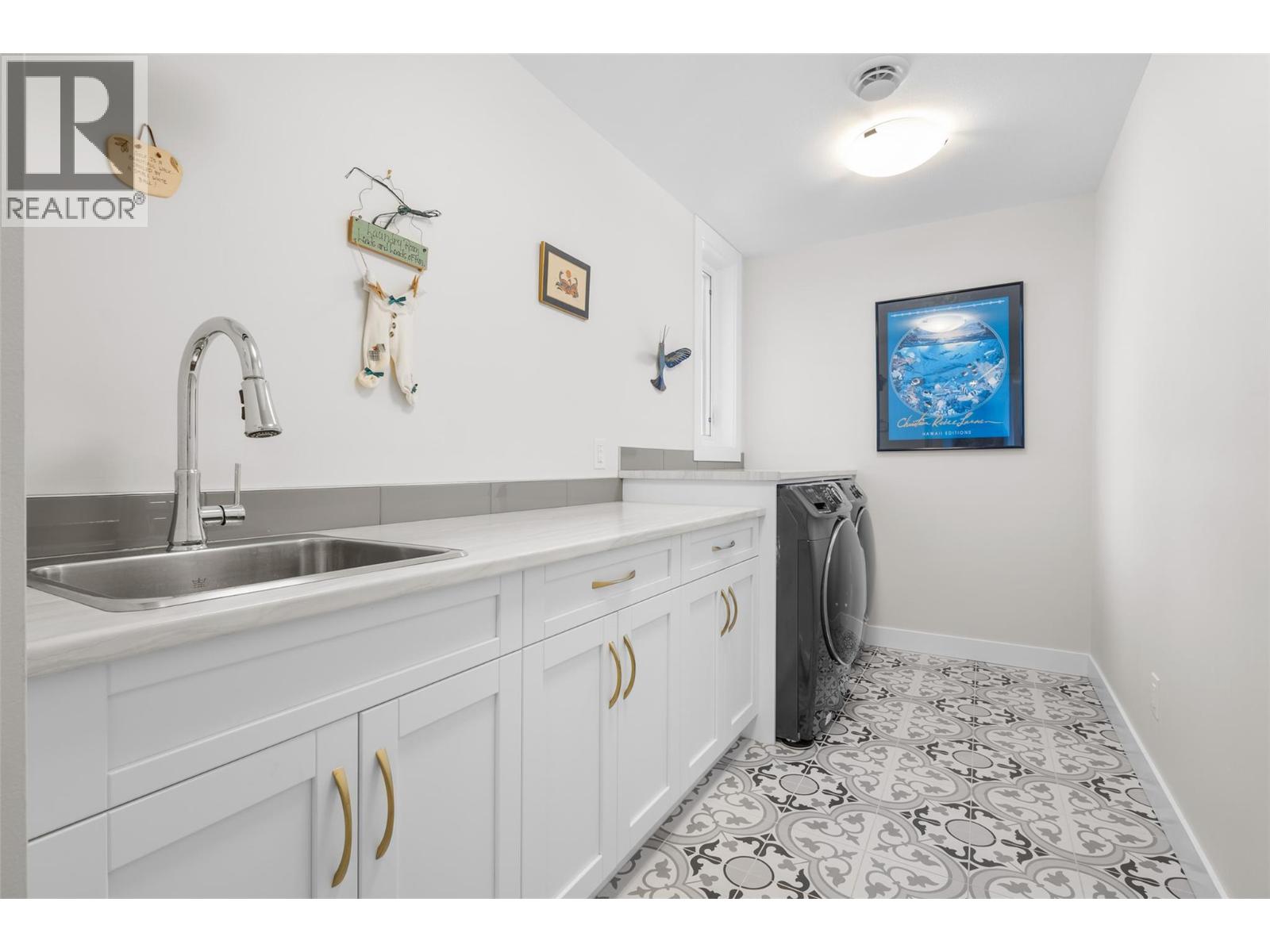 9438 Ledgestone Road, Lake Country