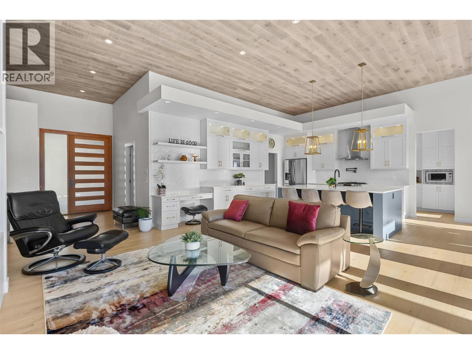 9438 Ledgestone Road, Lake Country