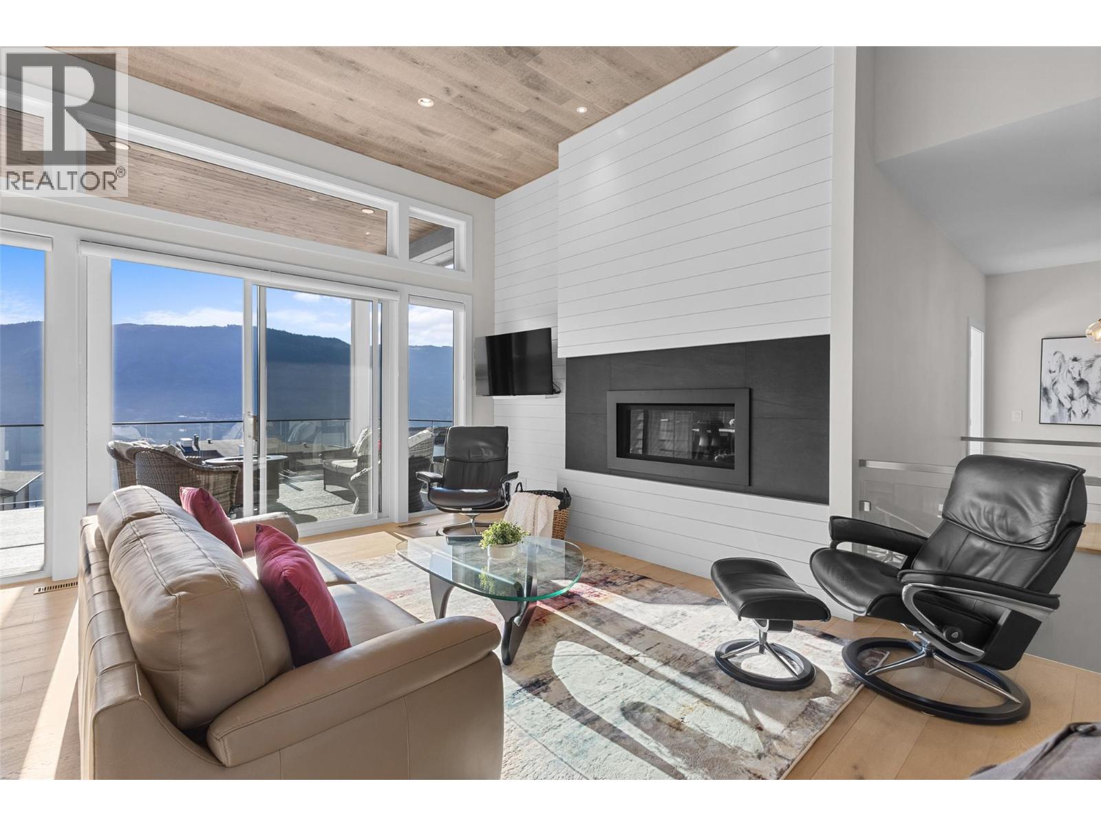 9438 Ledgestone Road, Lake Country