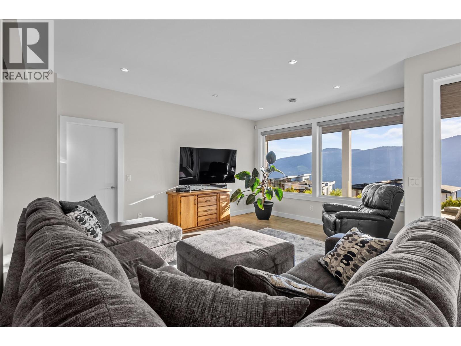 9438 Ledgestone Road, Lake Country