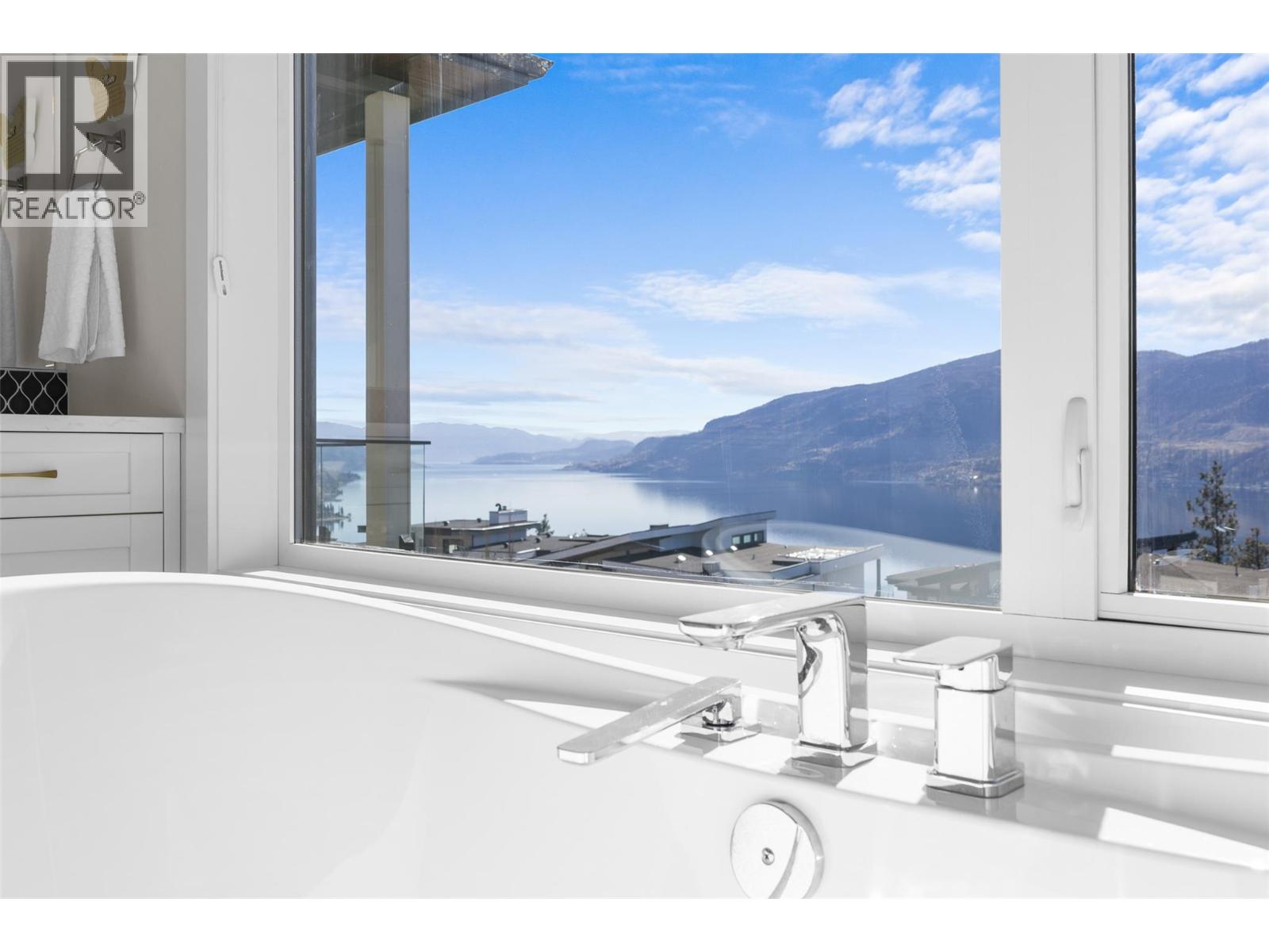9438 Ledgestone Road, Lake Country
