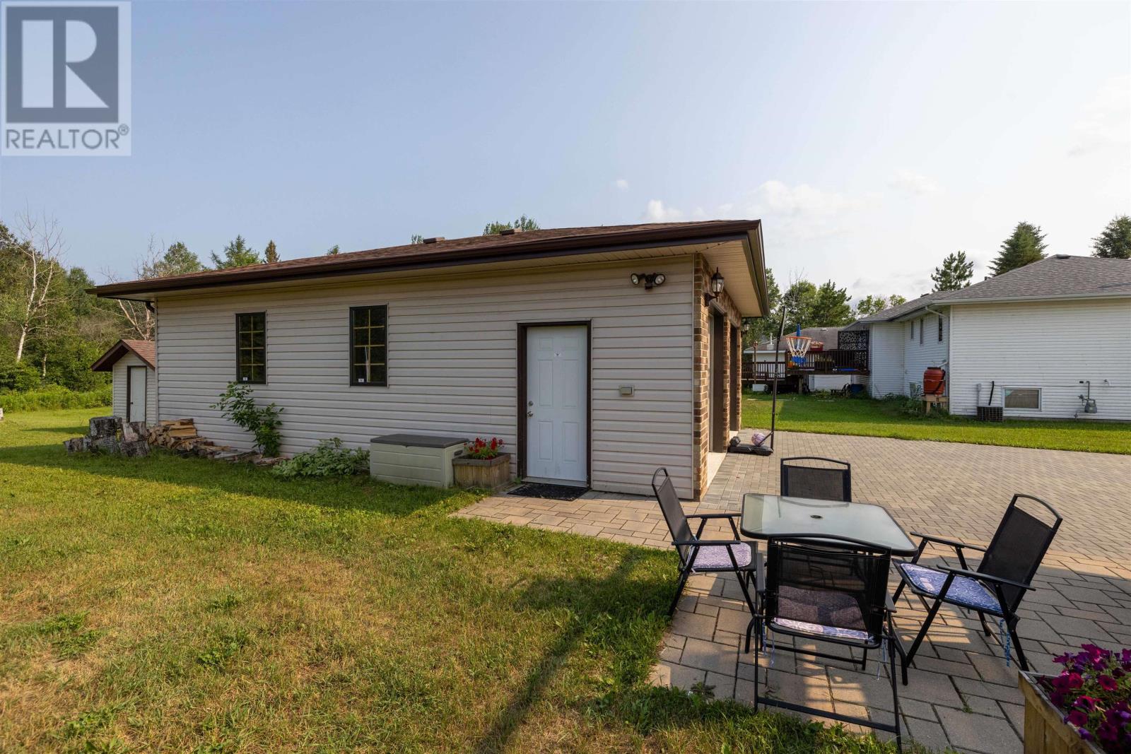 2446 Caspian ST - 26