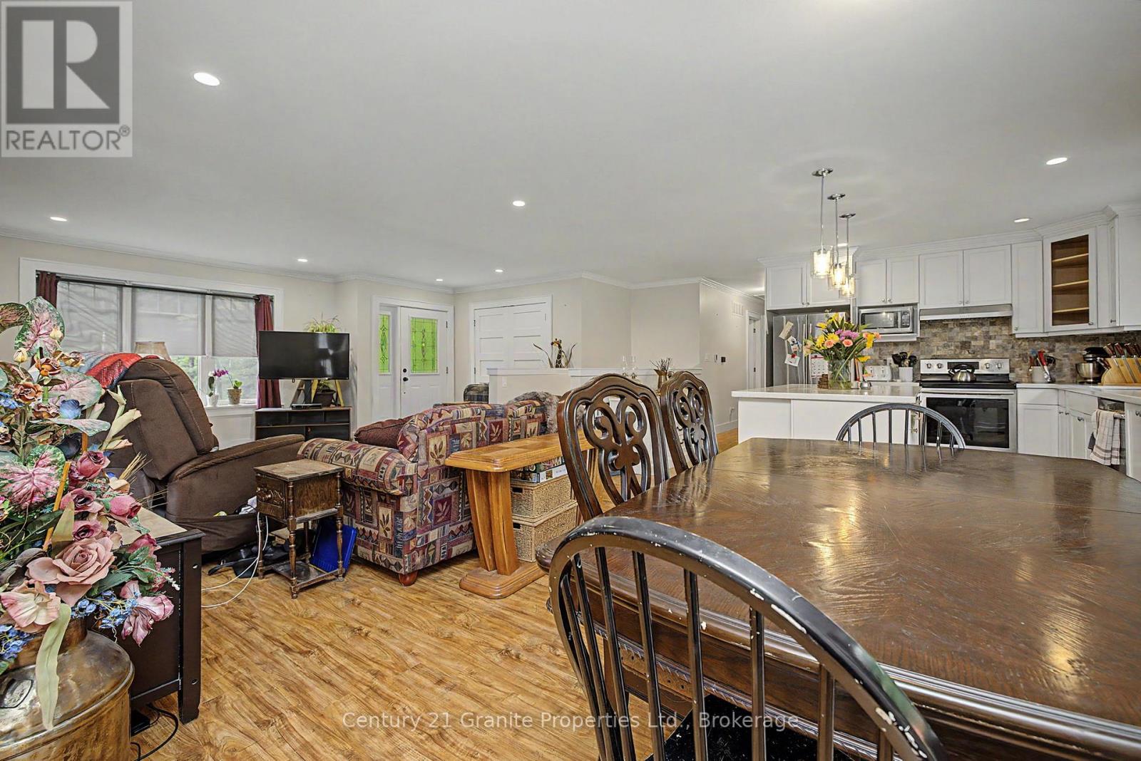 64 LOUCKS ROAD - 21