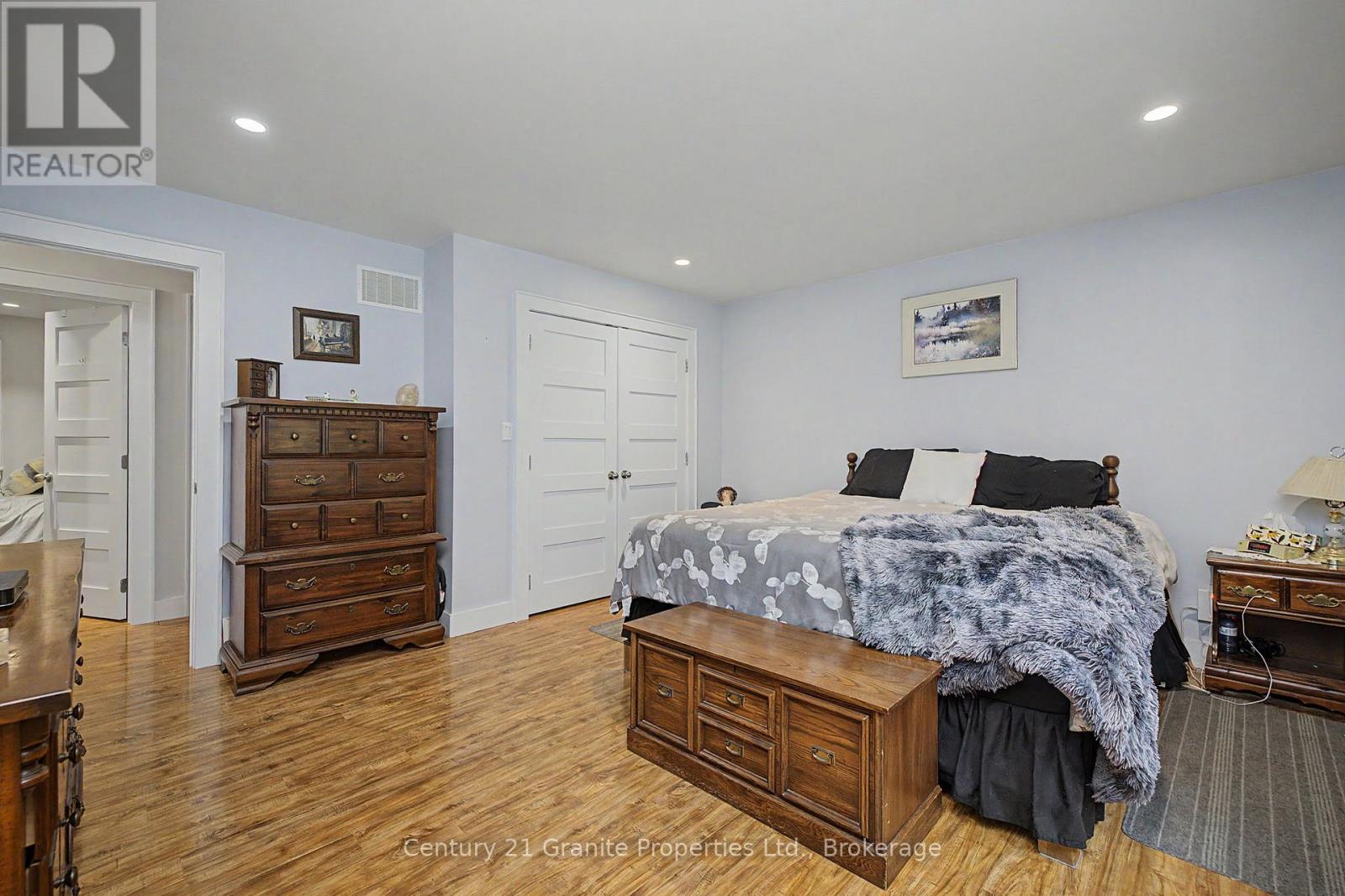 64 LOUCKS ROAD - 26