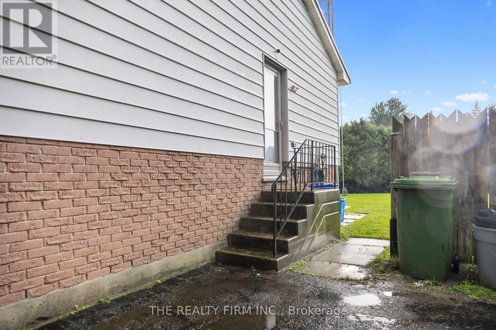 38 TAYLOR CRESCENT - 24