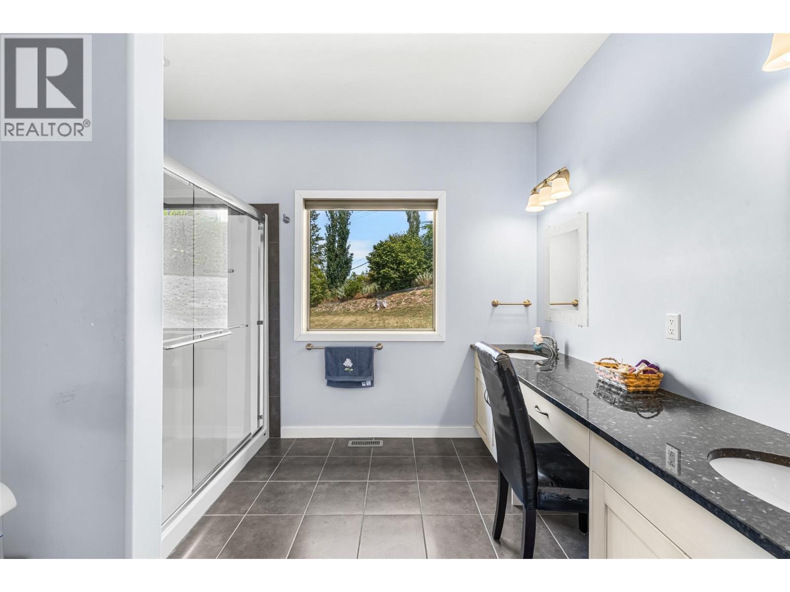 1039 Kootenay Place - 24