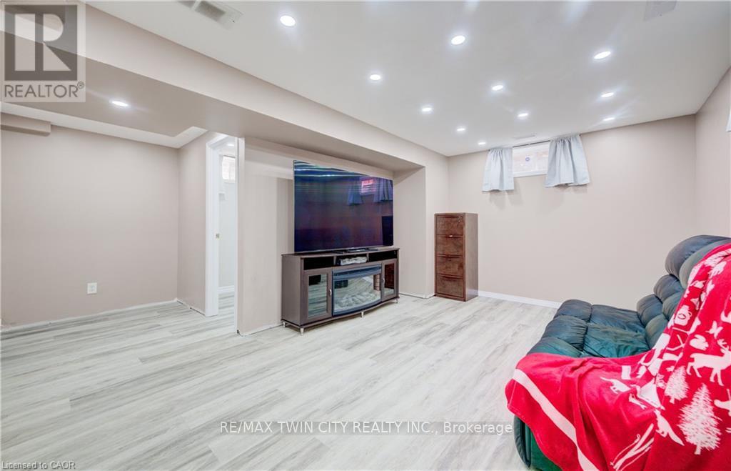 27 BRIDLEWREATH STREET - Image 26