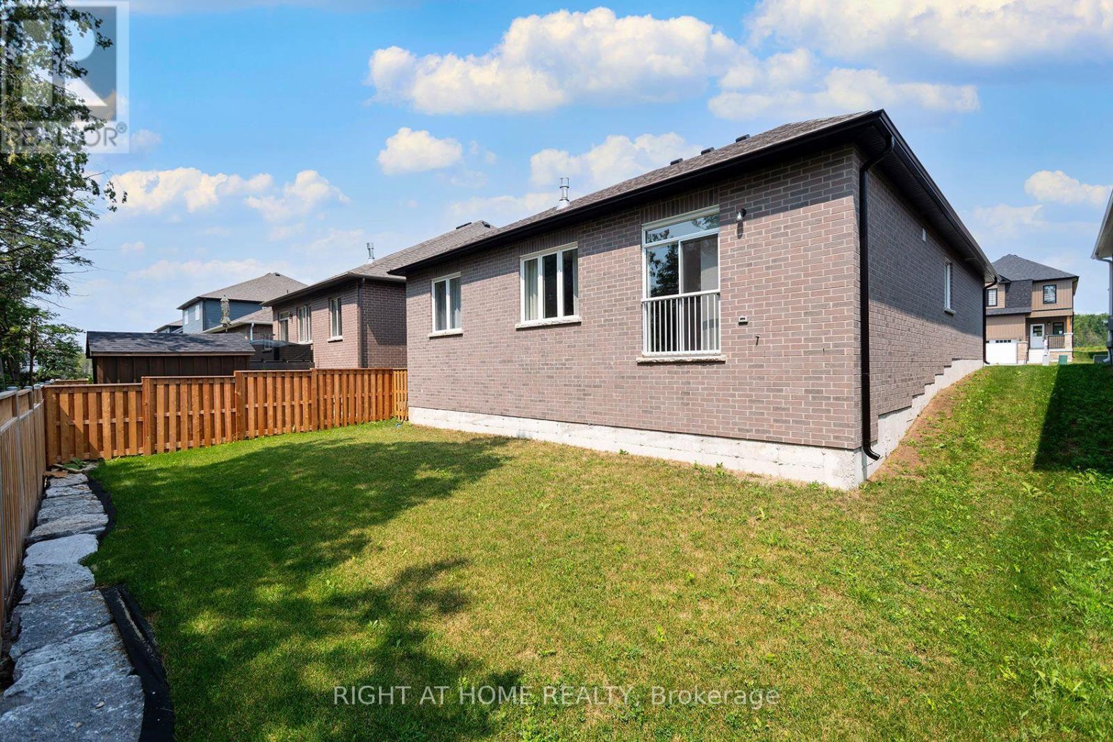 19 HILLCROFT WAY - 29