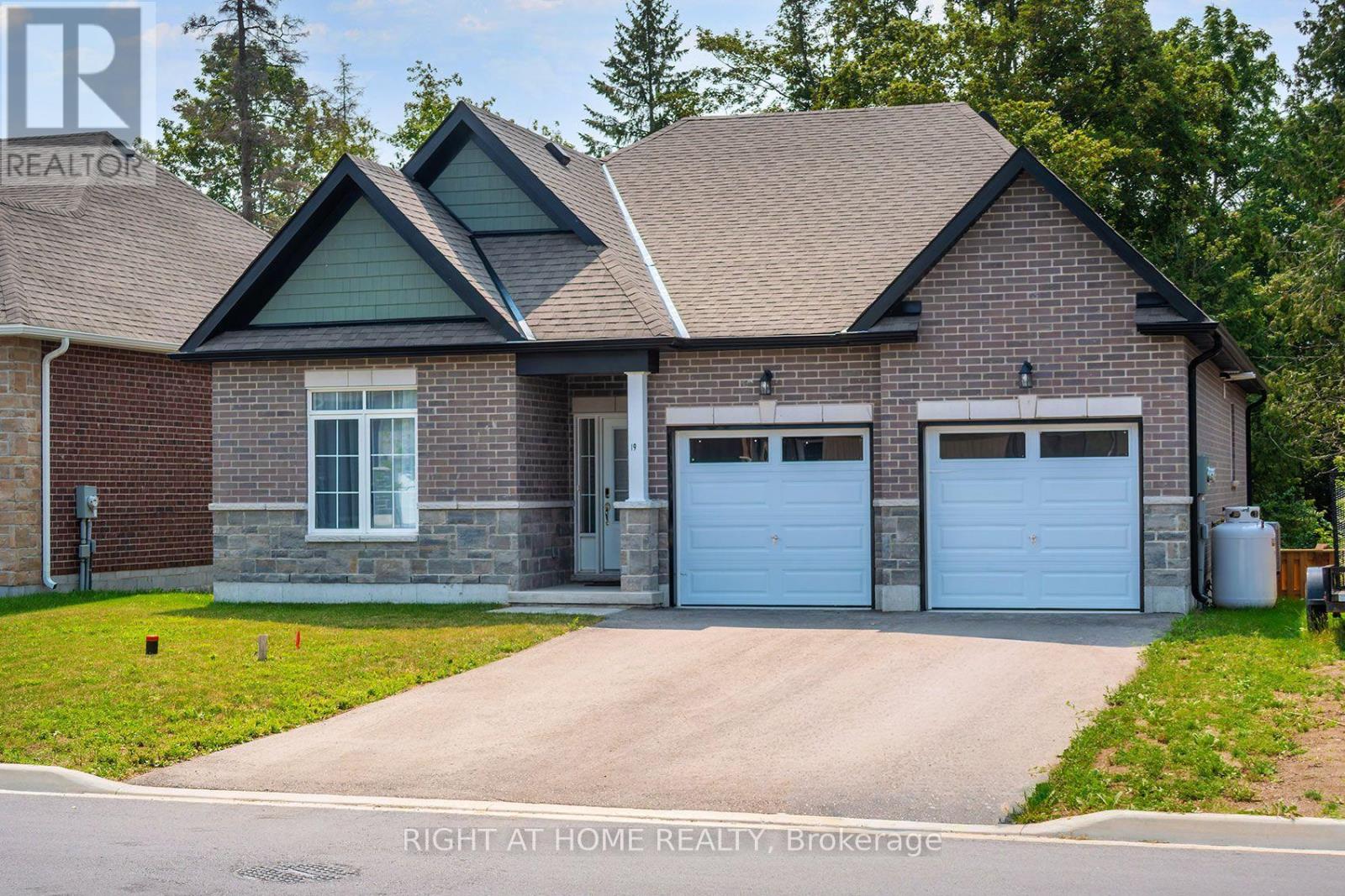 19 HILLCROFT WAY - 3