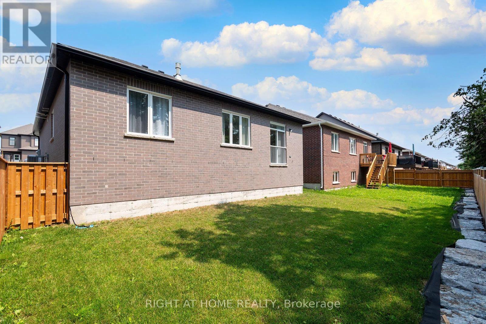 19 HILLCROFT WAY - 32
