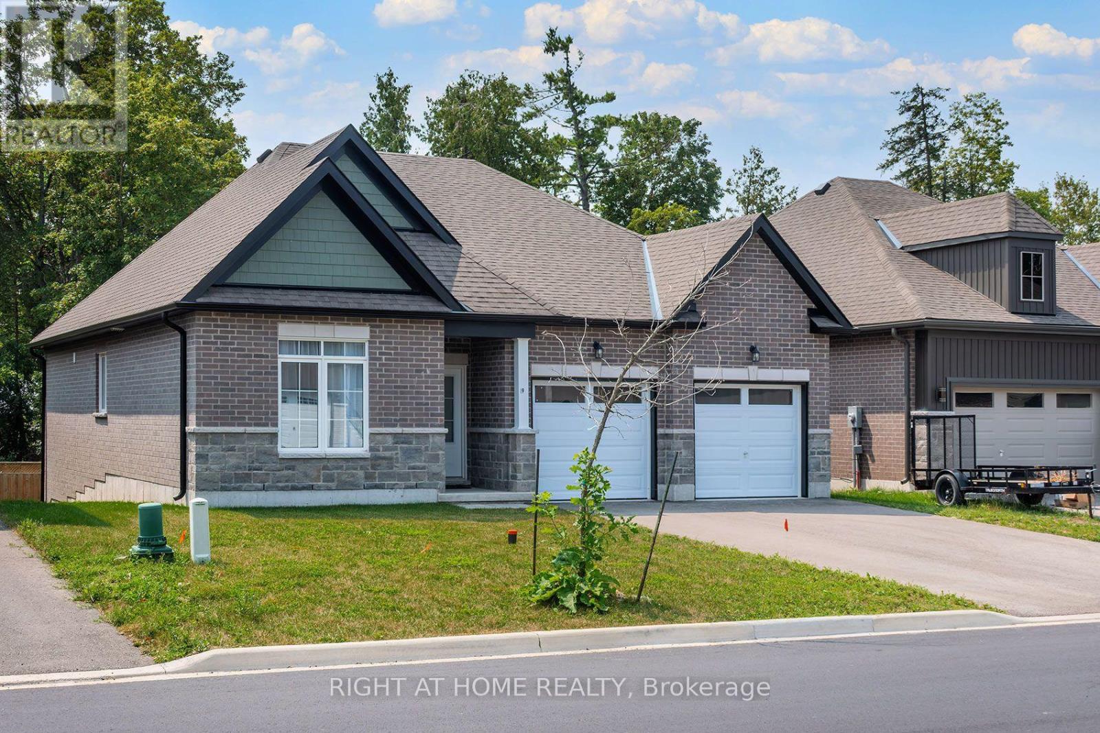 19 HILLCROFT WAY - 35