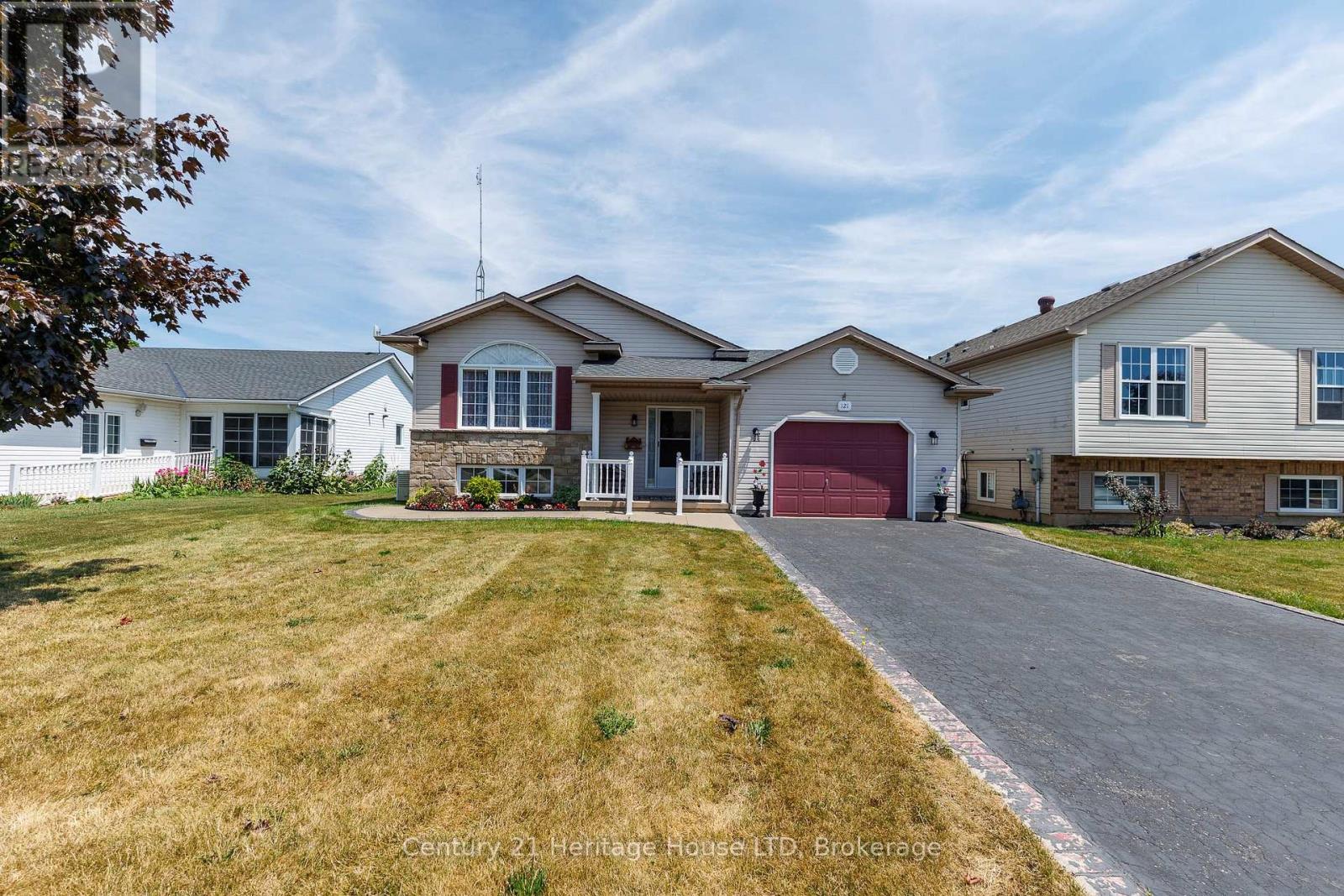 121 ROCHELLE CRESCENT - 1