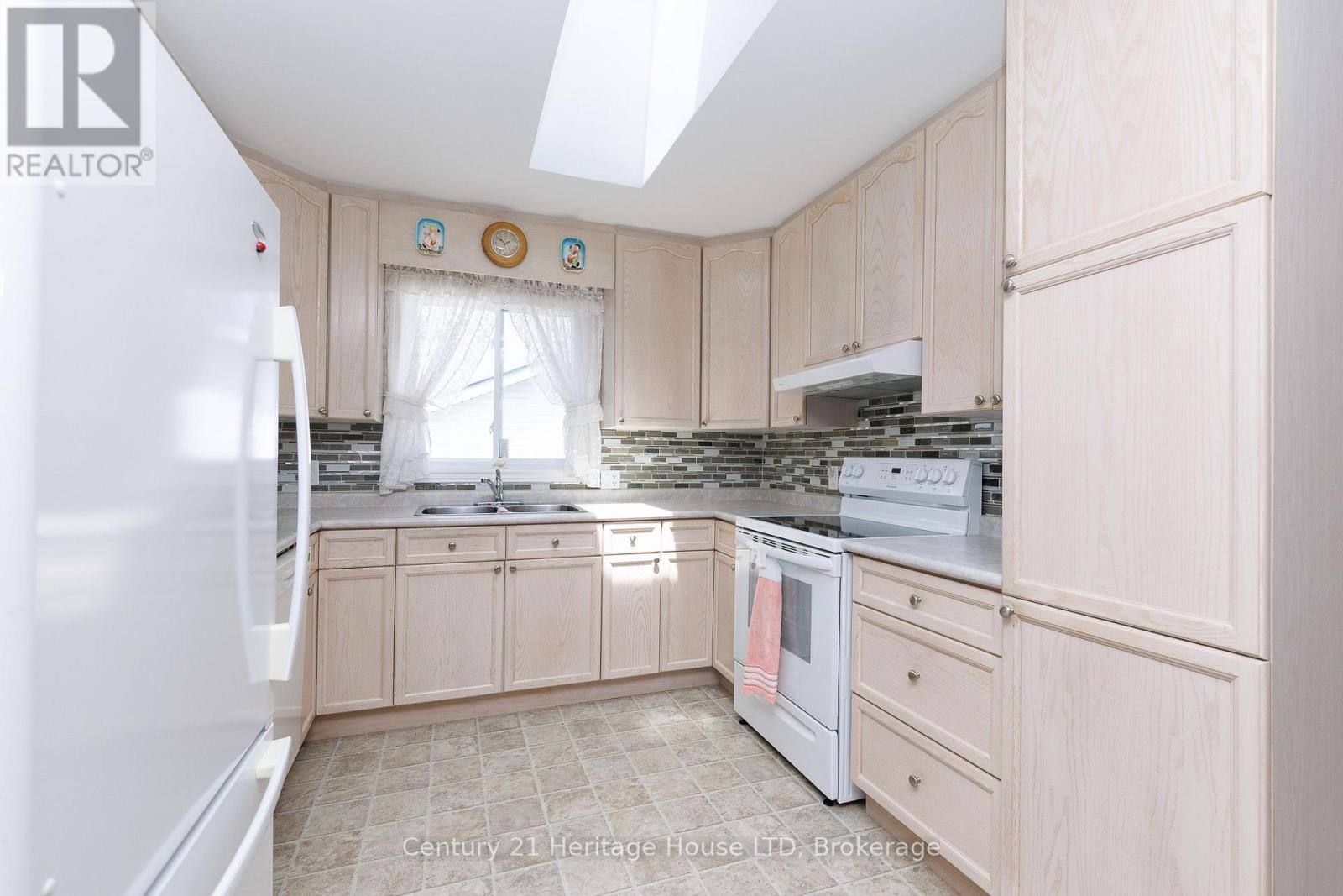 121 ROCHELLE CRESCENT - 2
