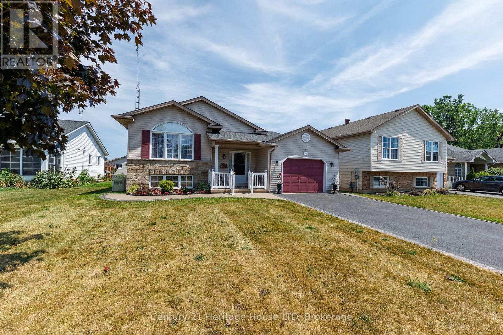 121 ROCHELLE CRESCENT - 43